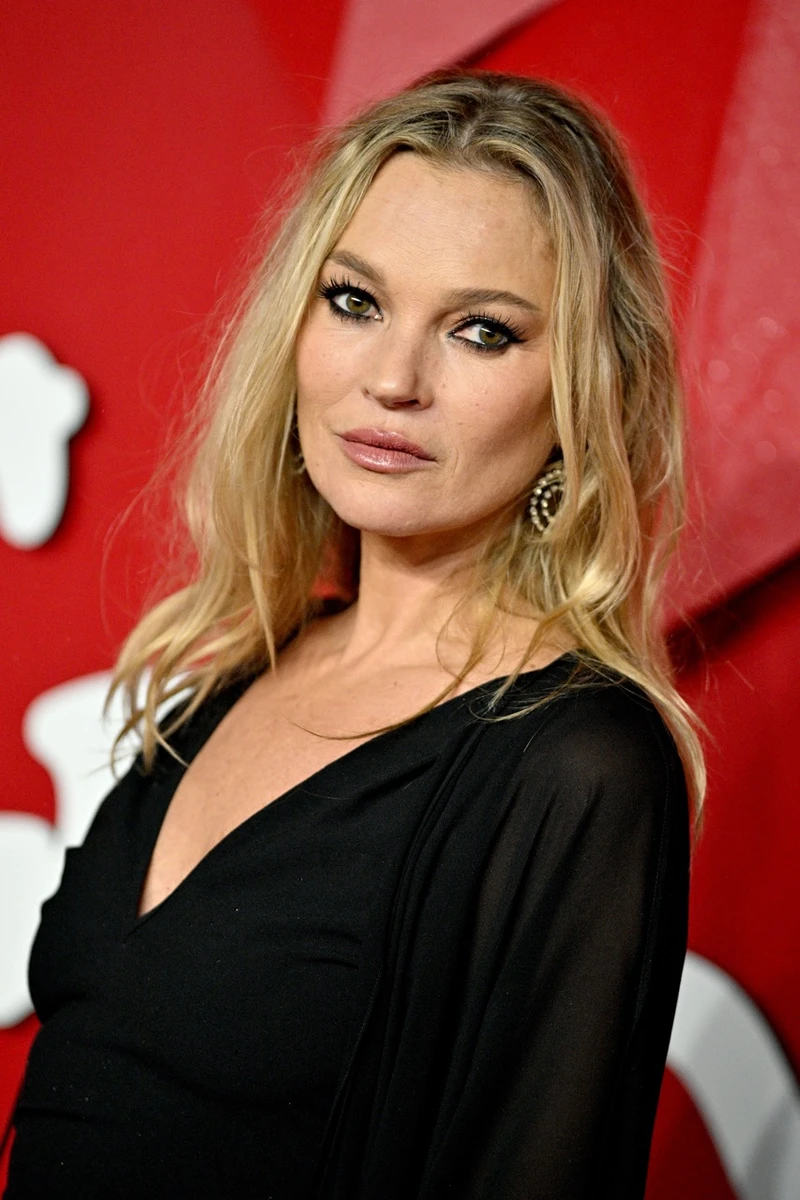 Кейт доповнила образ круглими сережками та макіяжем з акцентом на очах