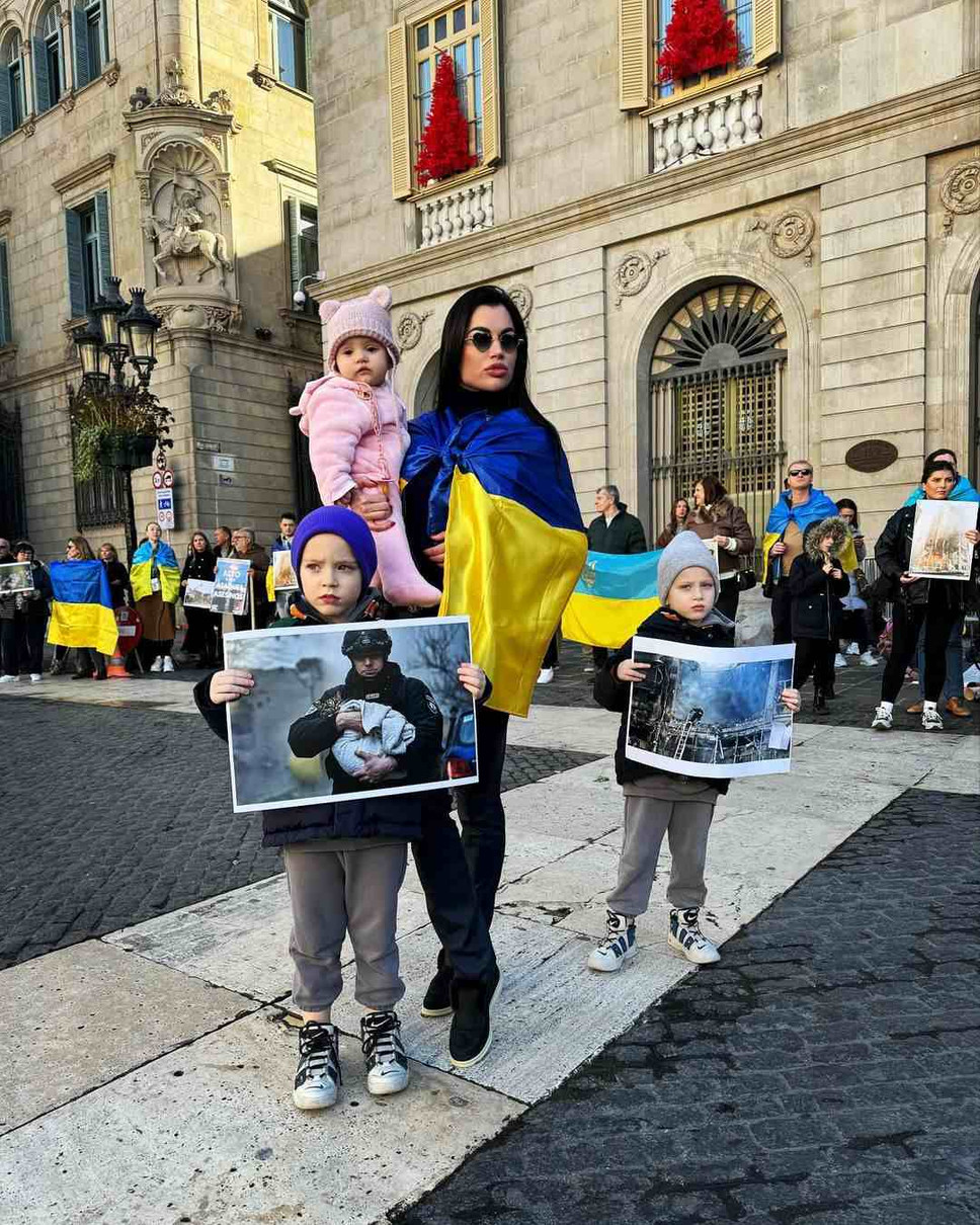 Перебуваючи за кордоном, Анастасія з дітьми регулярно бере участь у акціях на підтримку України