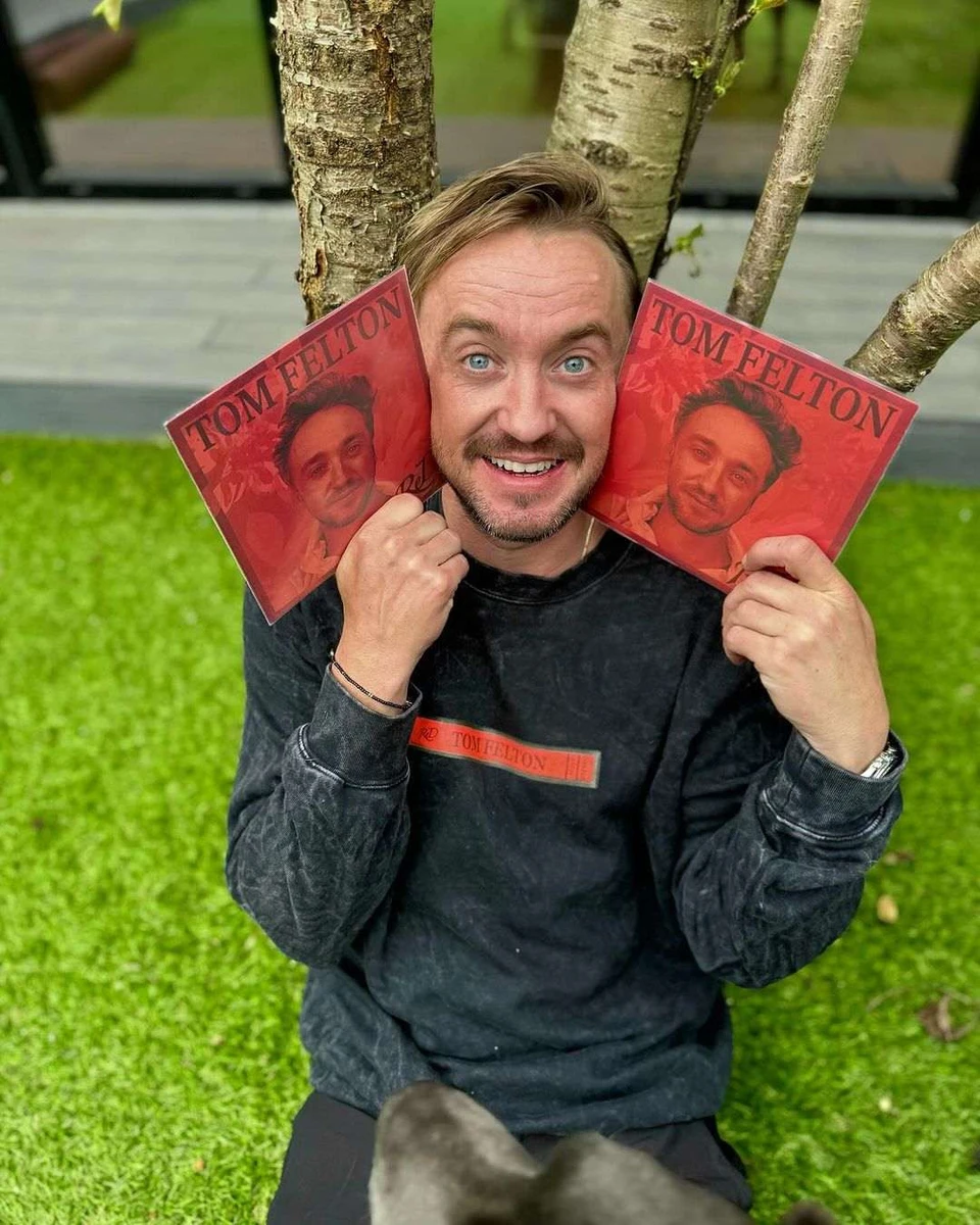 Том уже багато років займається музикою. Свій перший альбом зірка Гаррі Поттера випустив ще в 2008-му