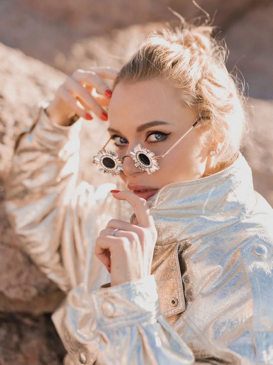 Слава Камінська у блискучій куртці показалася серед скель