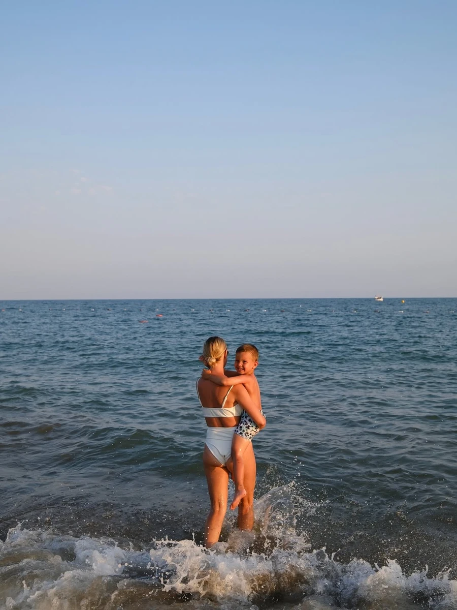 Катерина Репяхова з сином на руках побігала по берегу моря