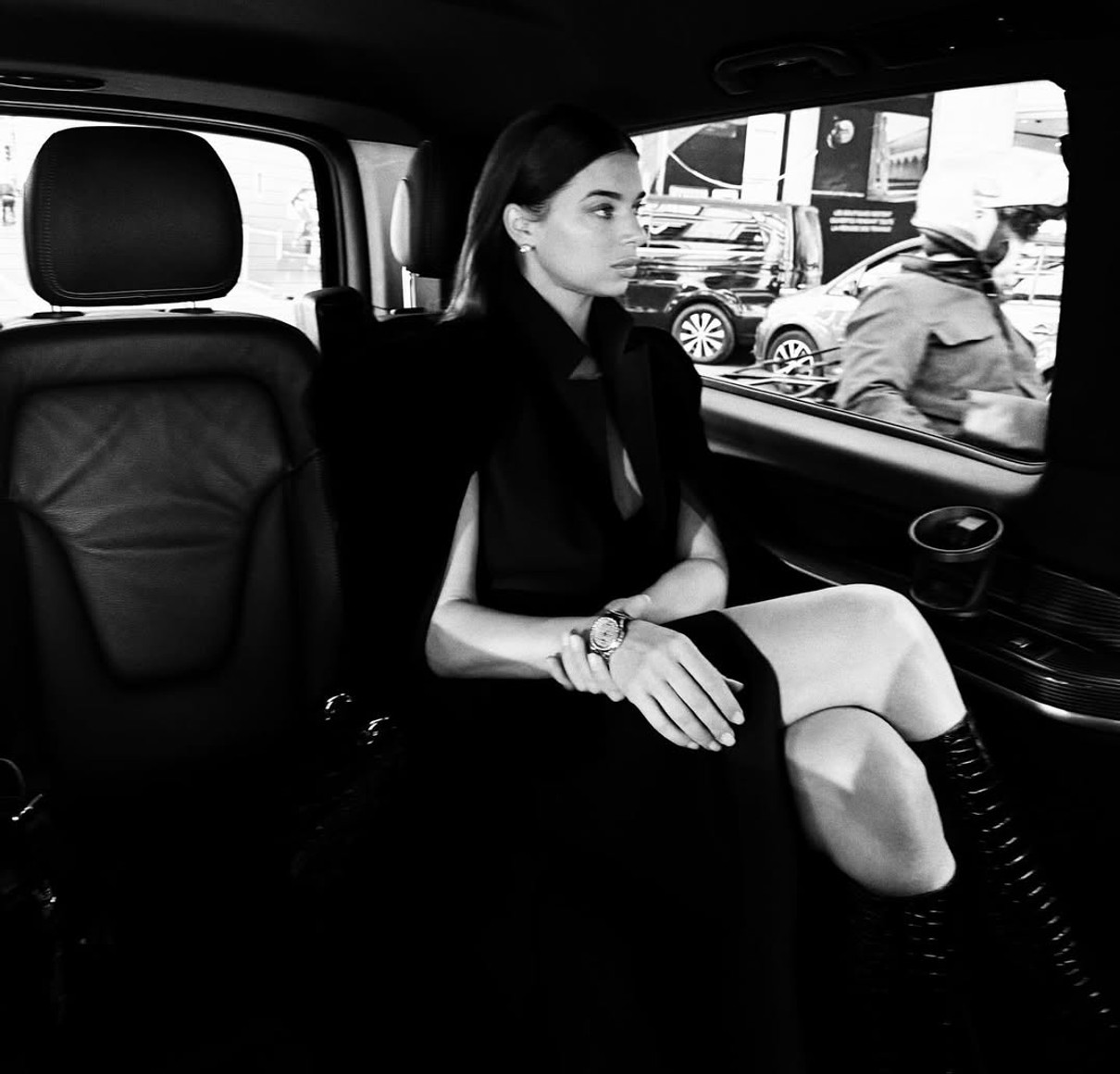 Дружина Усика в сукні з декольте на показі мод в Парижі