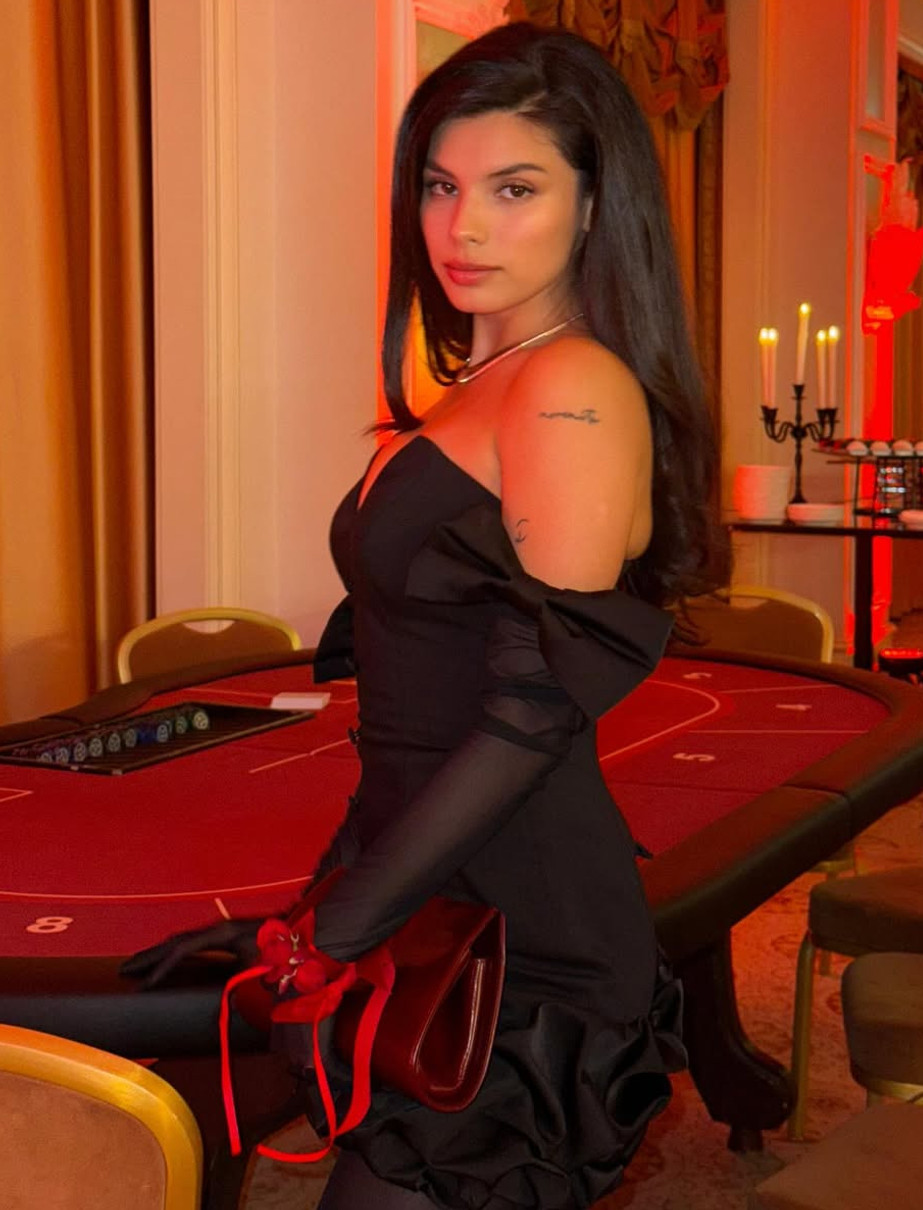 Мішель Андраде похвалилася формами у мінісукні біля столу для покеру