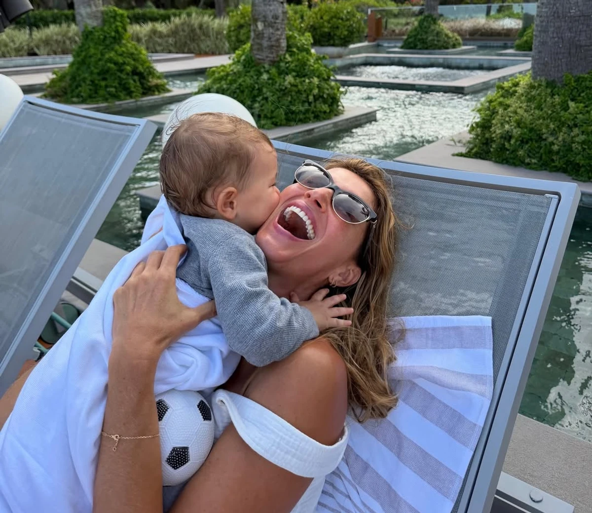 Жізель Бюндхен теплим фото з синочком привітала його з 1-річчям