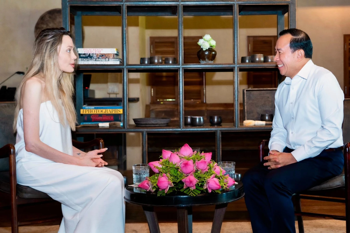 Анджеліна Джолі поїхала у Камбоджу