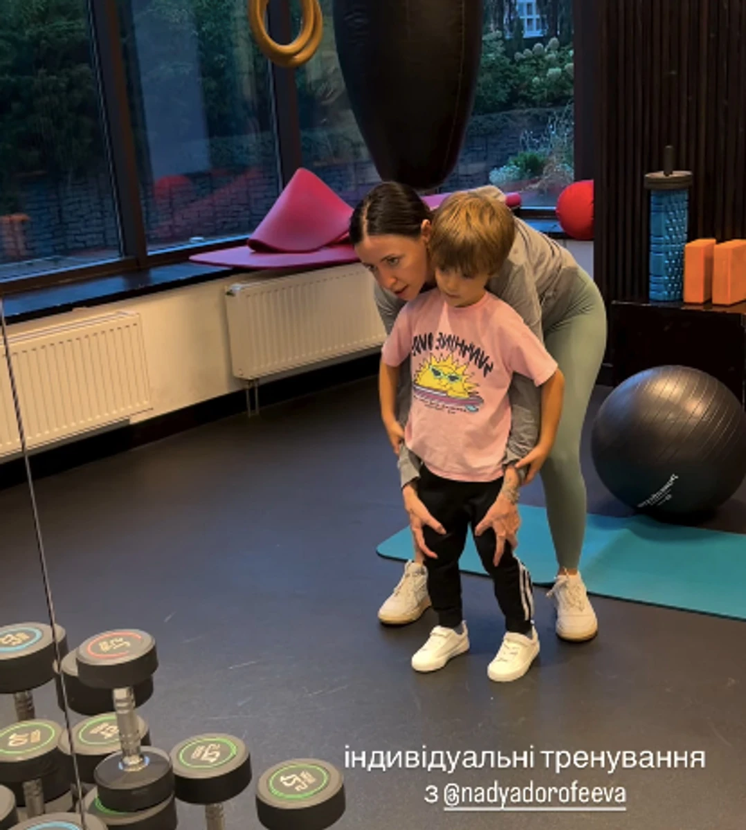 Надя Дорофєєва повчила сина свого чоловіка виконувати вправу у залі