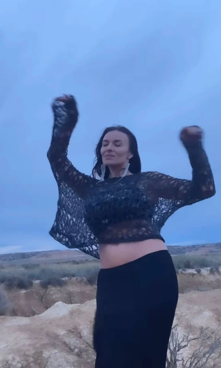 Мейхер часто представляє одяг на собі