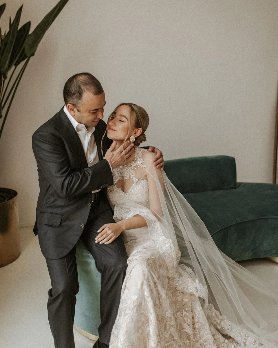 Скромна сукня, корсет якої, за словами Каті, допомагав шнурувати чоловік, бо нікого, крім фотографа, у цей день не було