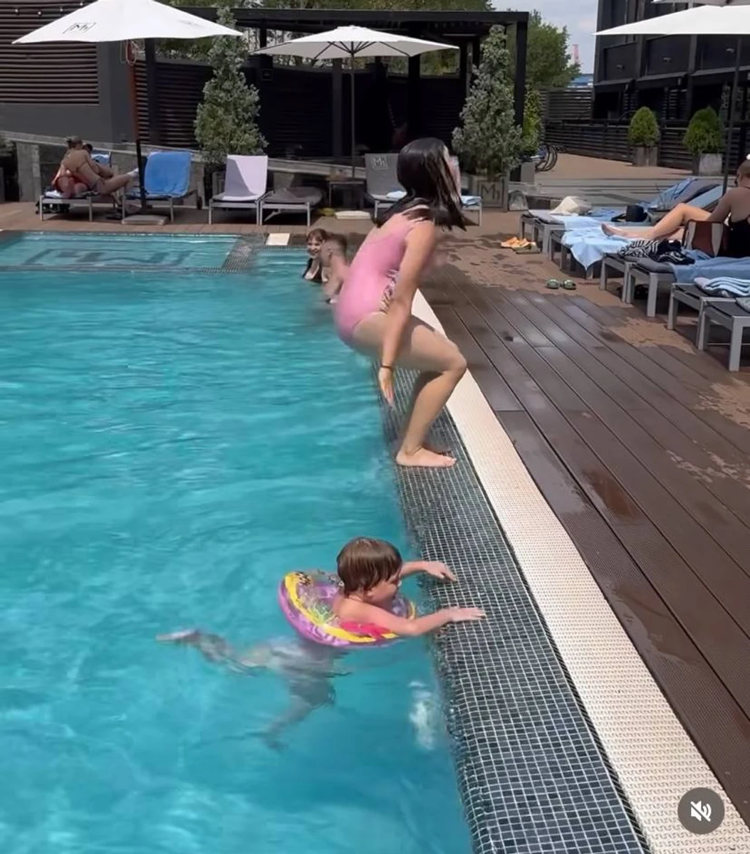 Доньки Наталі Могилевської плавають у басейні