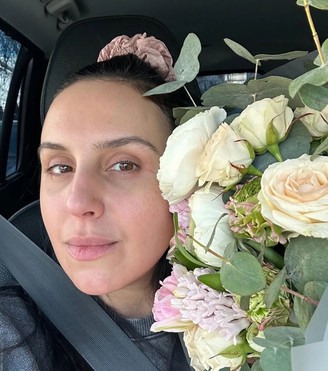 Джамала сфотографувалася з квітами у машині