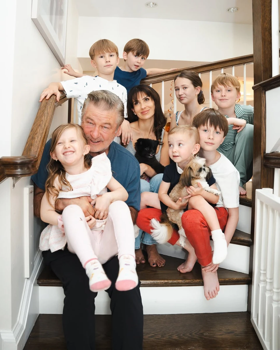 Алек Болдуїн і його дружина Хіларія попозували з усіма дітьми