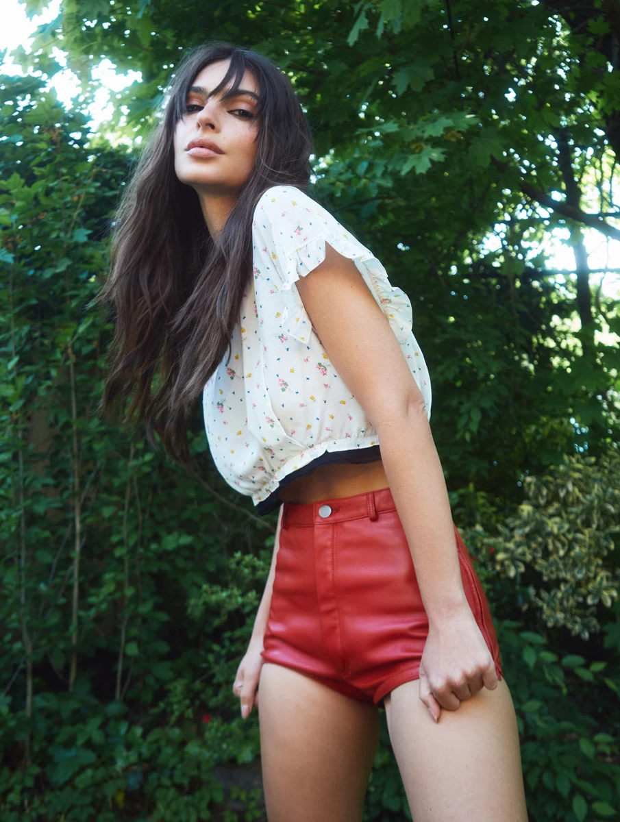 Емілі Ратаковскі у топі червоних шортах посвітила стрункими ніжками