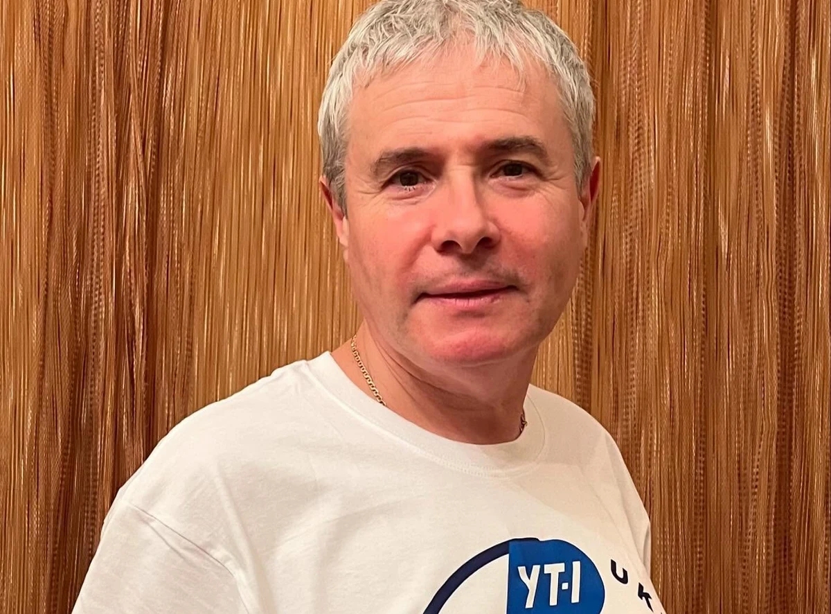 Костянтин Грубич позує для фото