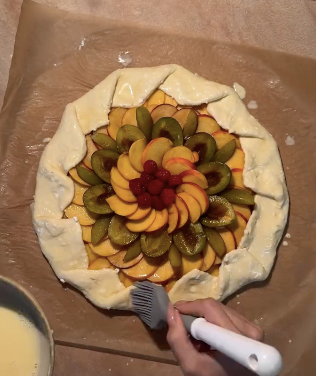 Саша Бо приготувала галети з фруктами на сирному і пісочному тісті