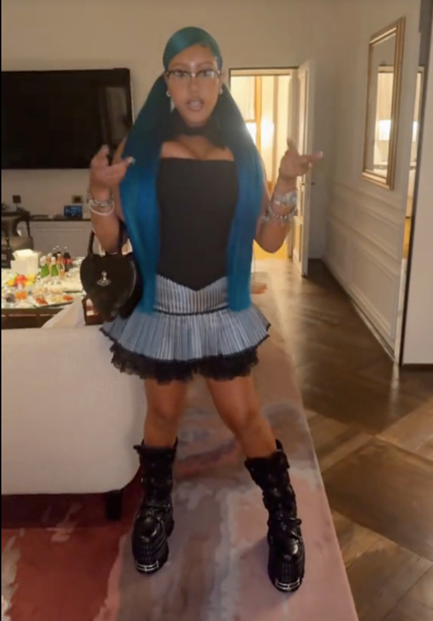 Дочка Кім Кардашян у корсеті та міні потанцювала для відео