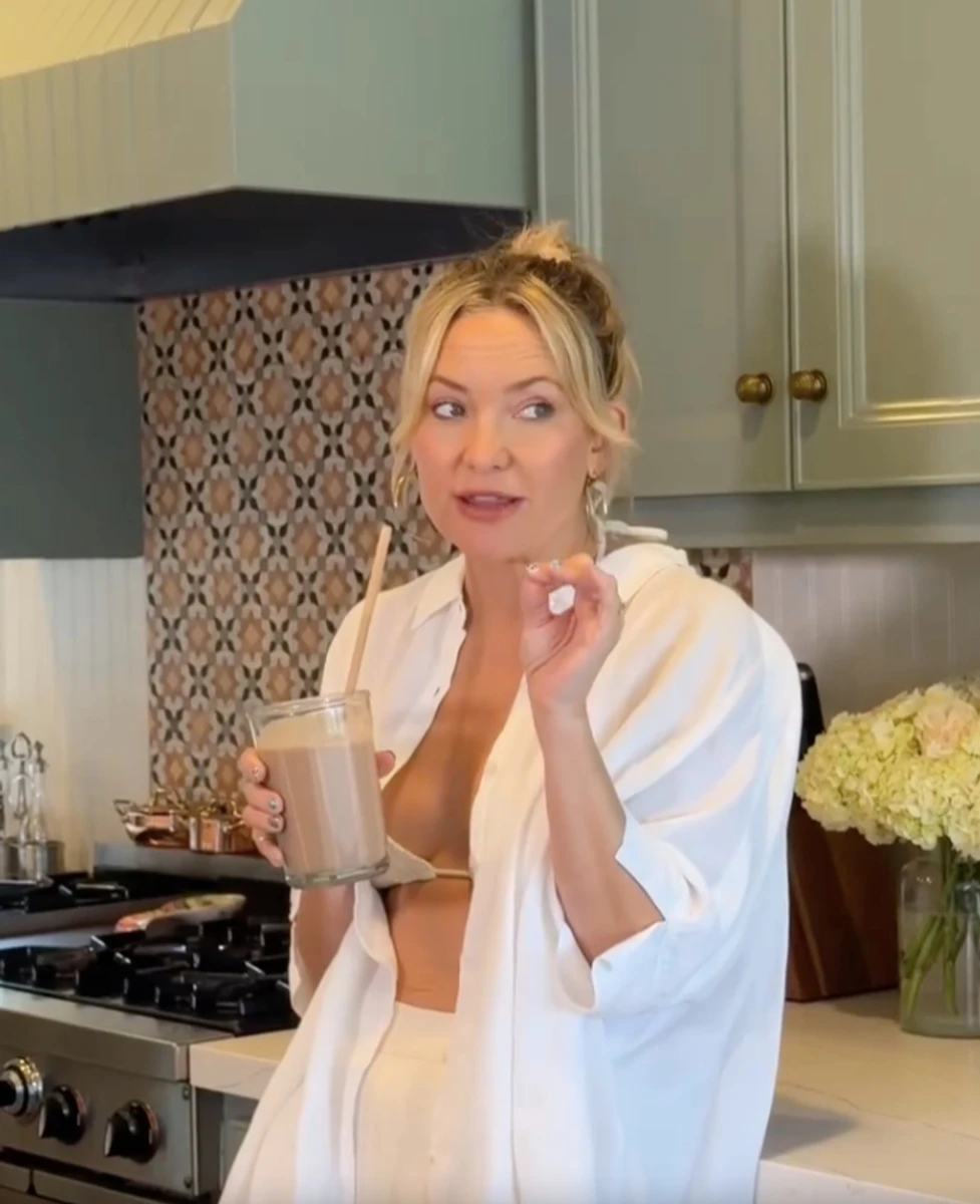 Кейт Хадсон у бікіні та сорочці показалася на кухні з коктейлем