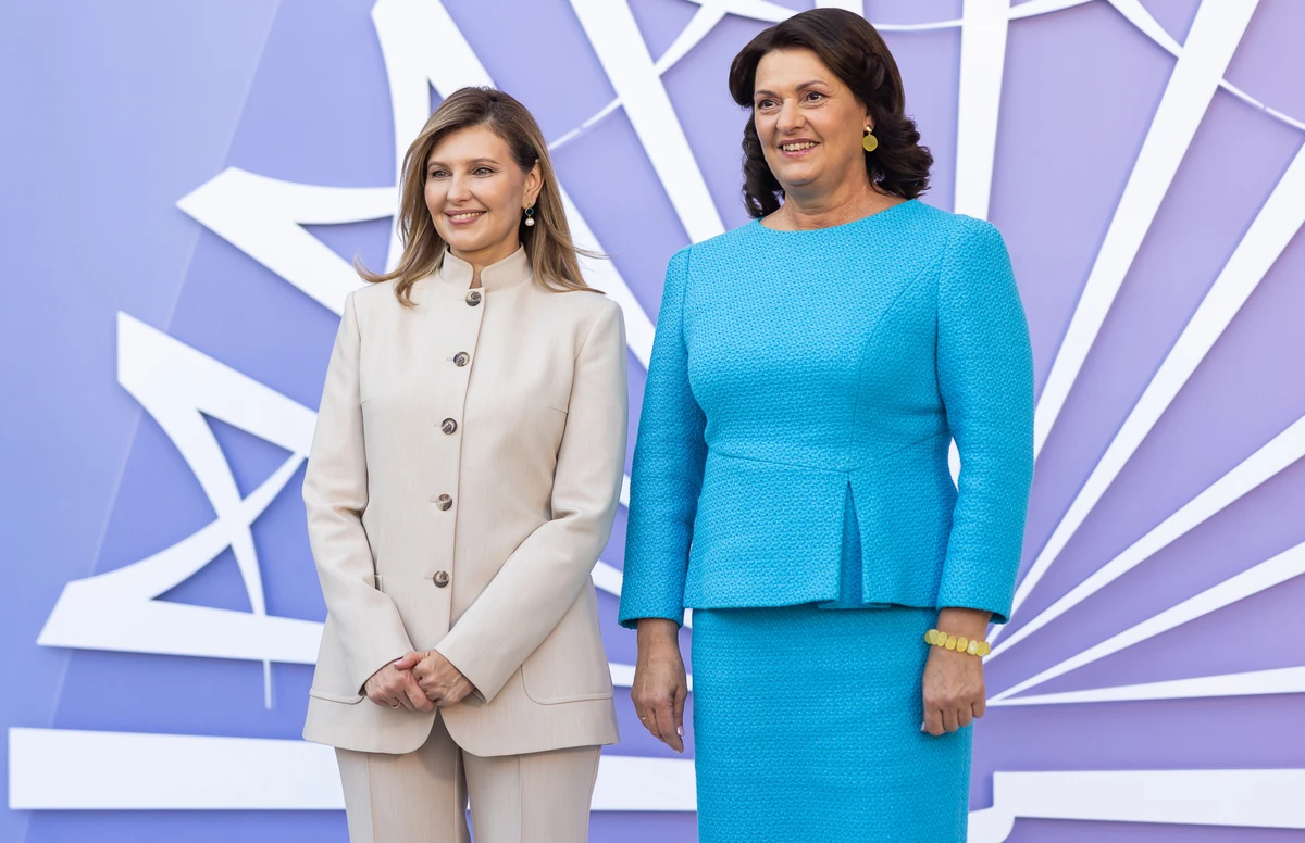 Олена Зеленська у штанях та приталеному жакеті попозувала з гостями на Саміті