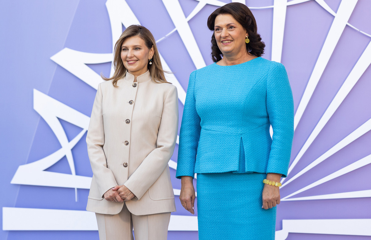 Олена Зеленська у штанях та приталеному жакеті попозувала з гостями на Саміті