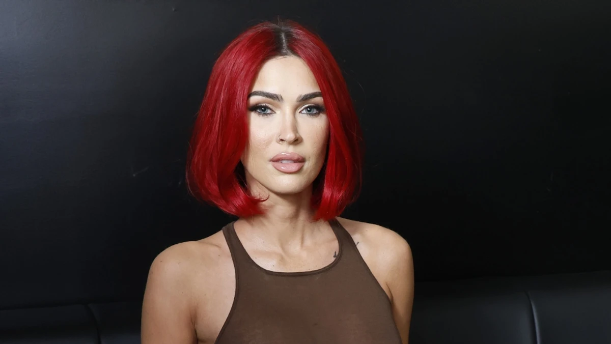 Меган Фокс з червоним волоссям