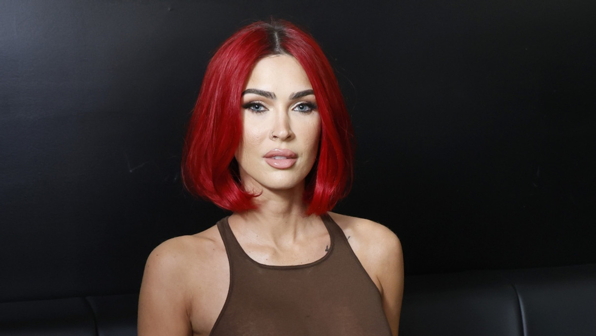 Меган Фокс з червоним волоссям