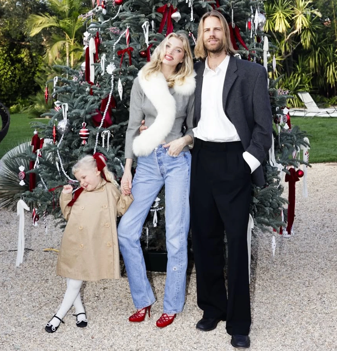 Янгол Victoria's Secret Ельза Госк з нареченим і дочкою