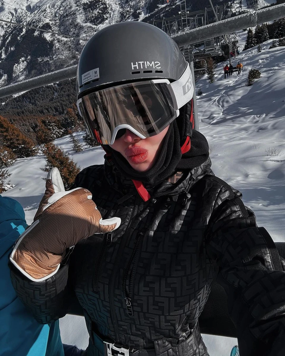 Каріна Жосан цього разу не світить свого чоловіка, Сергія Ошеровського, який перебуває в розшуку МВС. Зате охоче світить костюмом від Fendi 