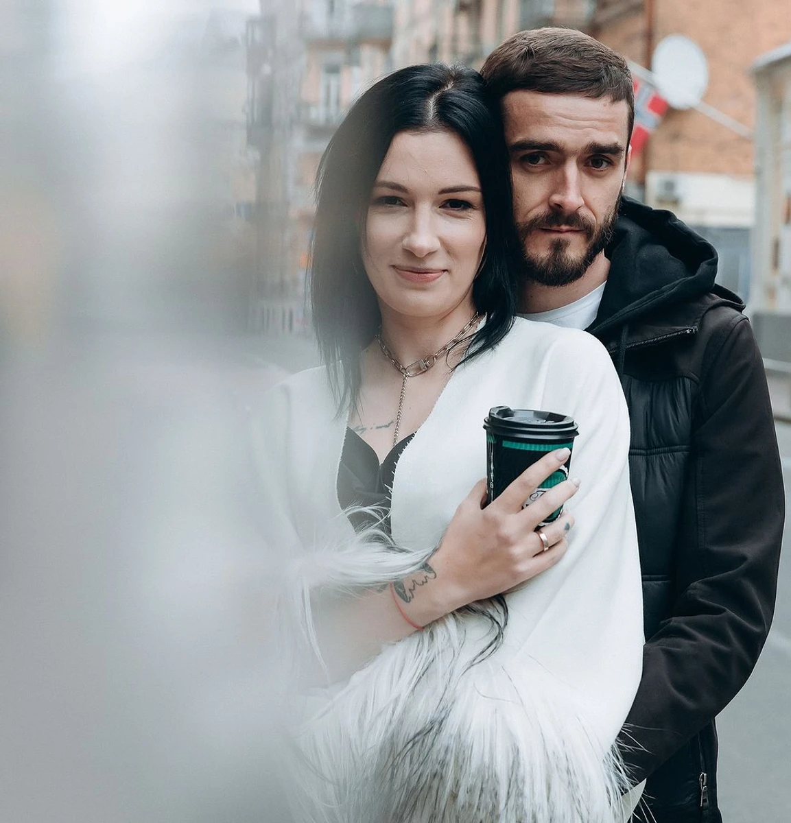 Анастасія Приходько позує для фото з чоловіком