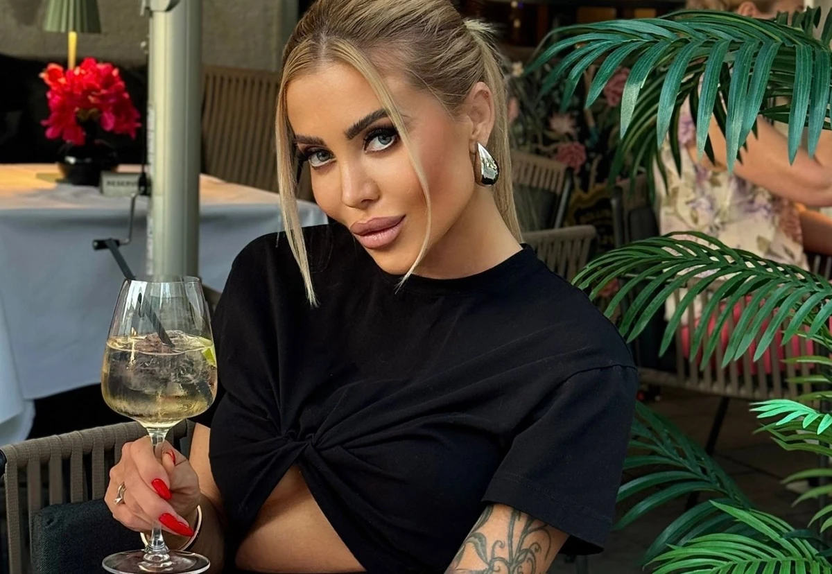 Лера Крук з келихом