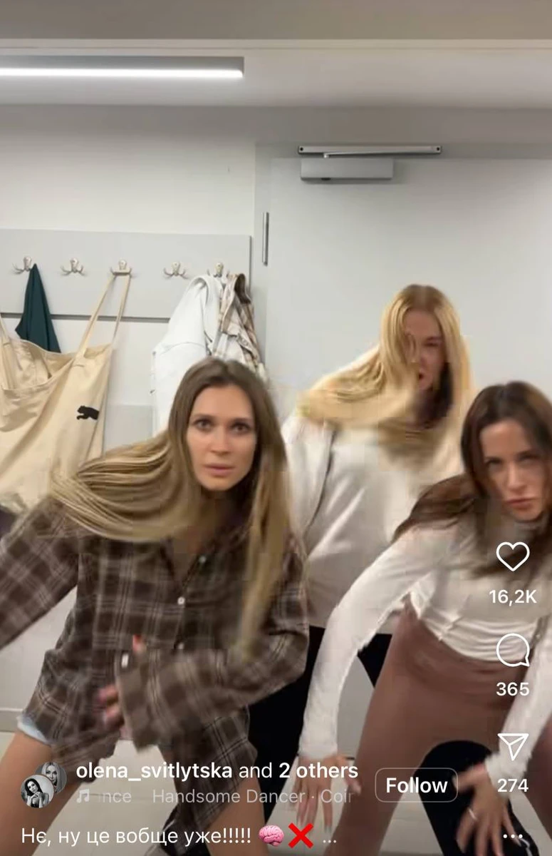 Акторки потанцювали у готельному номері