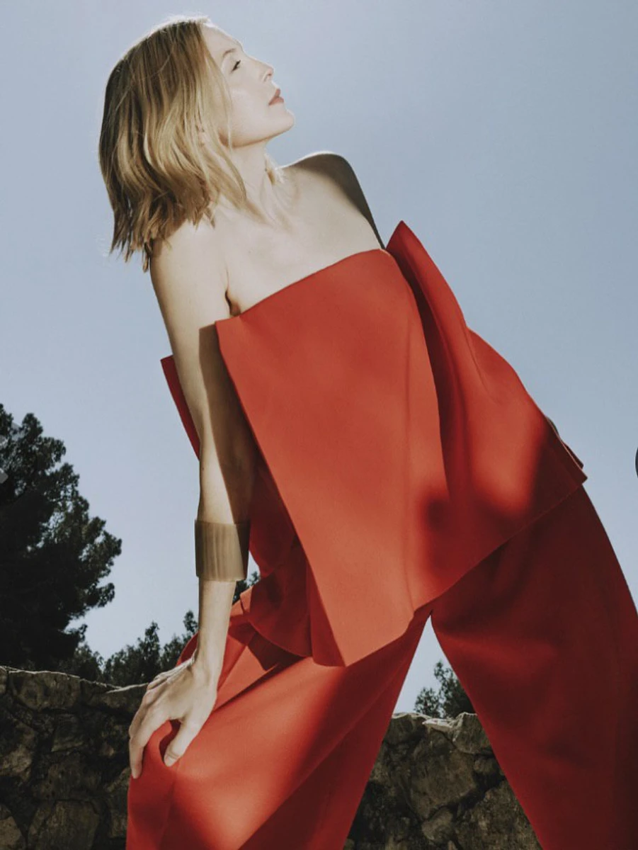 Келлі Разерфорд у червоному луці посвітила плечима для фото