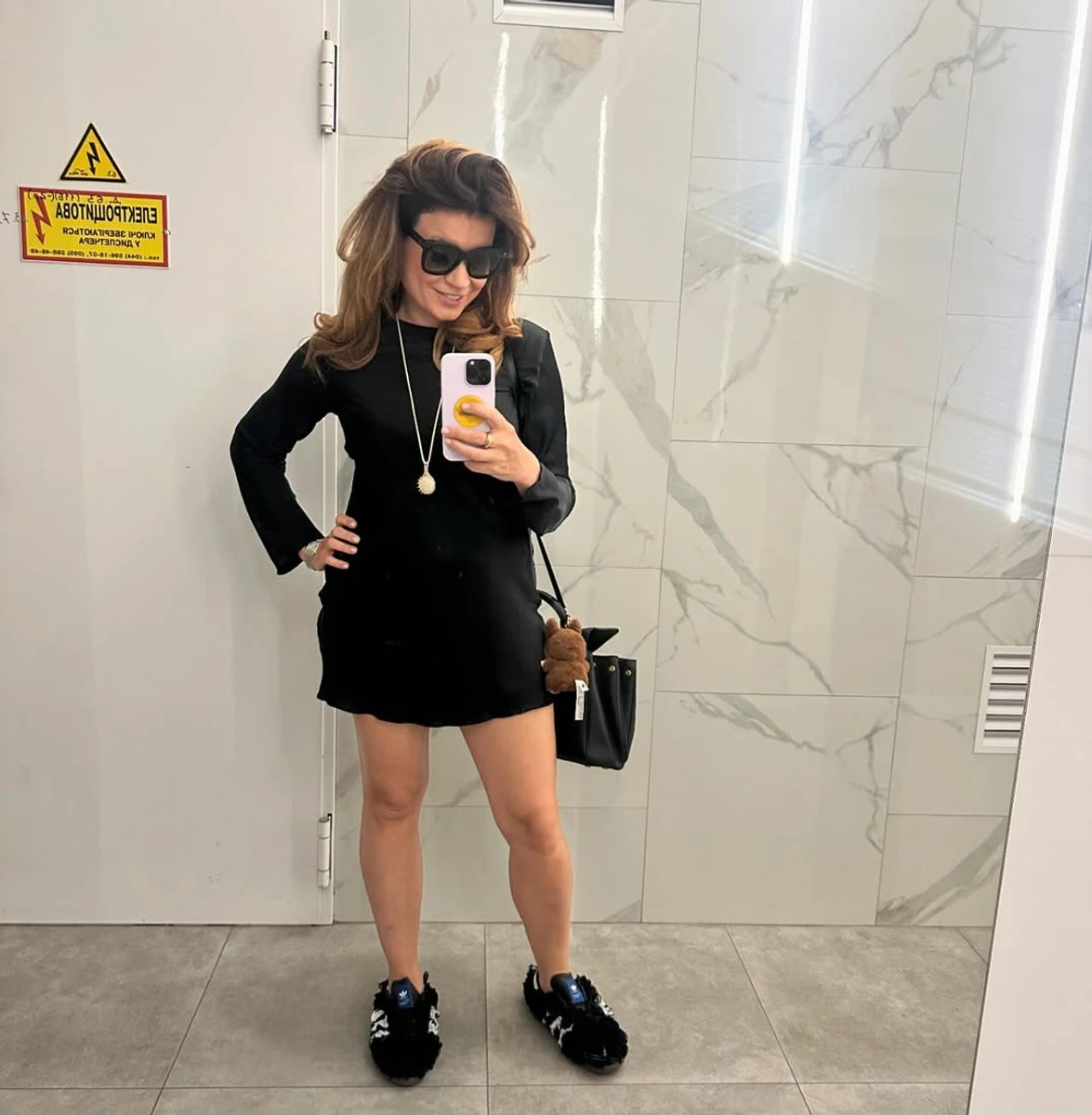 Дружина Дмитра Монатіка у мінісукні попозувала перед дзеркалом