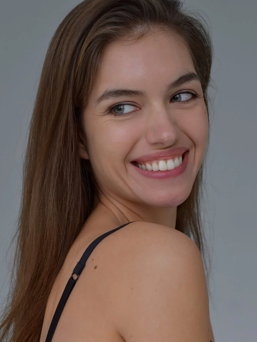 Олександра Кучеренко посміхається на фото