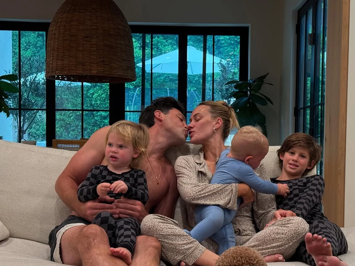 Макс Чмерковський з синами на руках замилував цілунком з дружиною