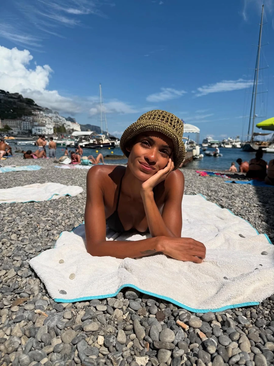 Кохана Касселя у бікіні полежала на пляжі в Італії