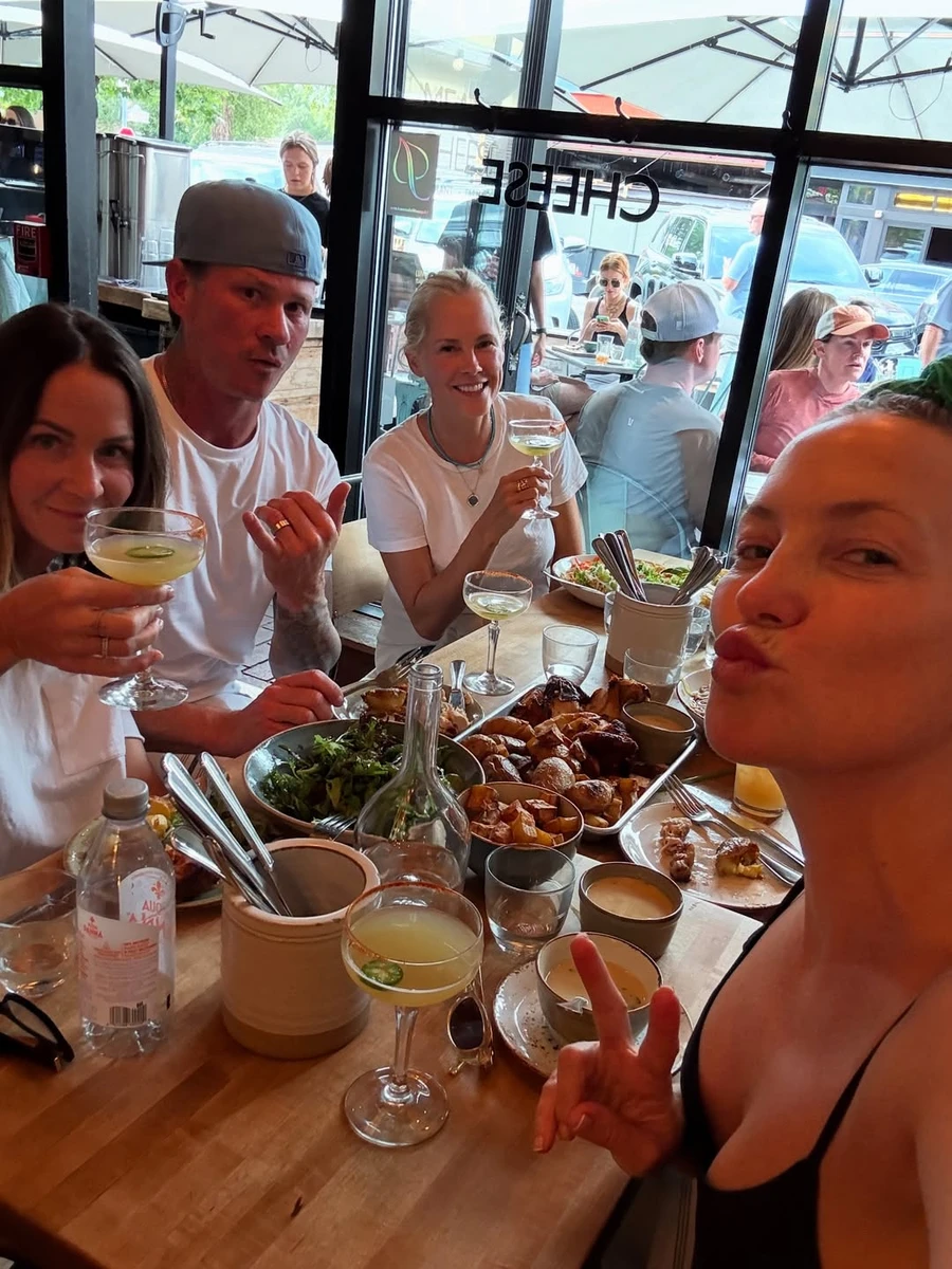 Кейт Хадсон у декольтованому топі показалася в ресторані з друзями