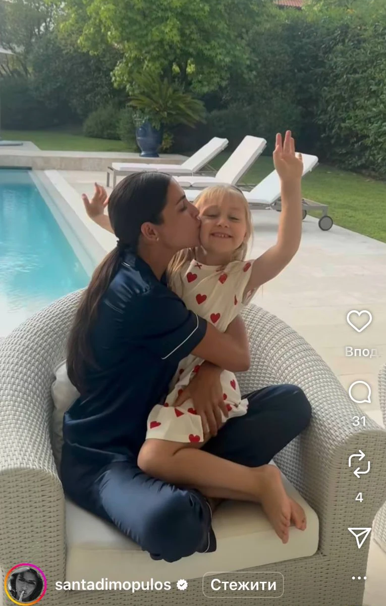 Санта Дімопулос обіймає дочку