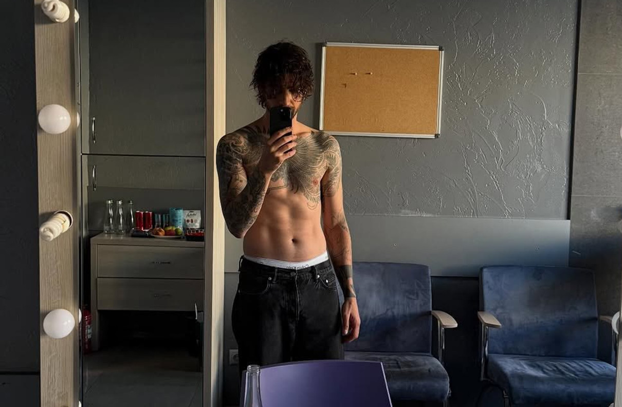 Дантес з голим торсом похвалився м'язами на фото