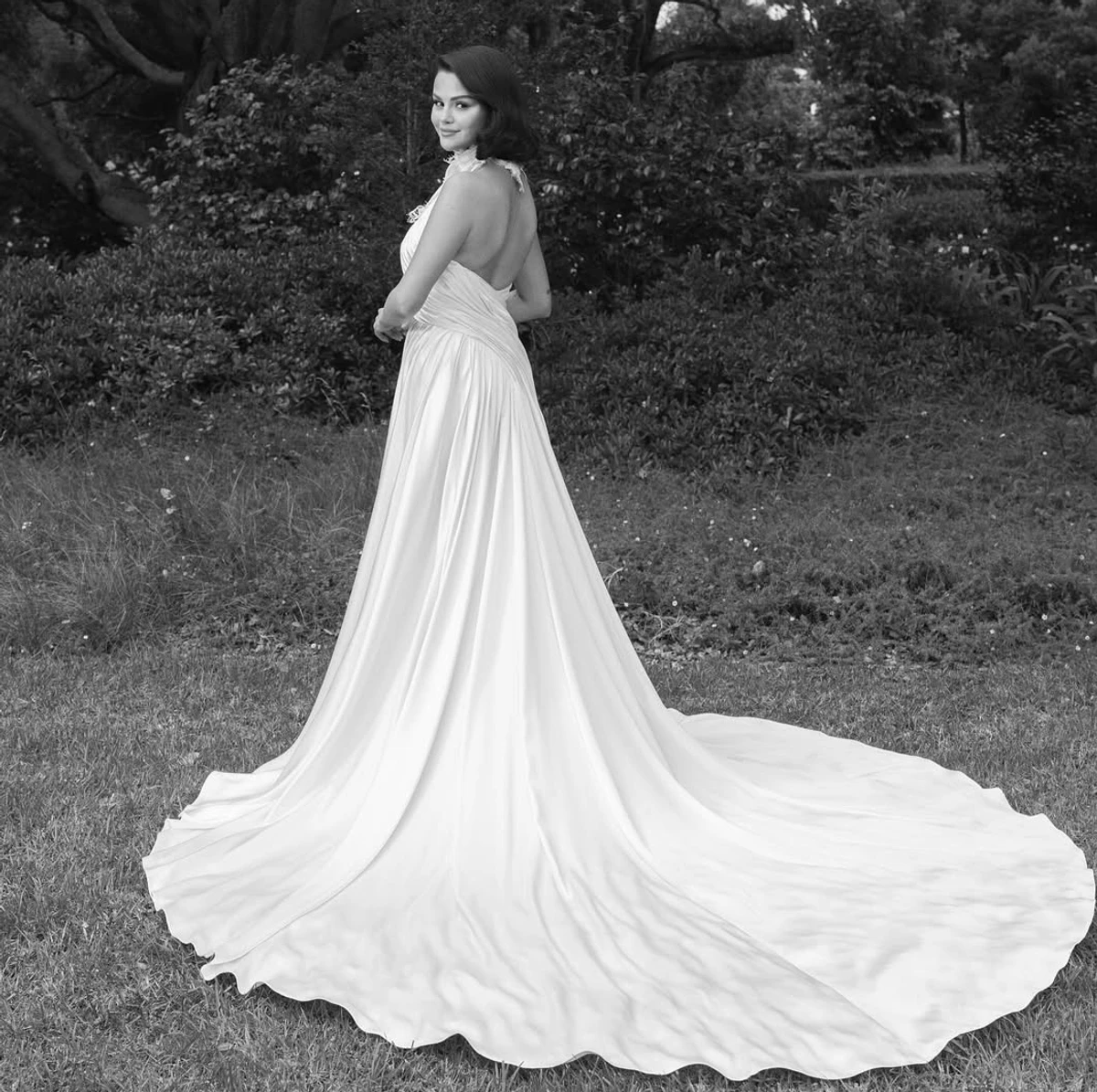 Селена Гомес показала свою весільну сукню з довгим шлейфом