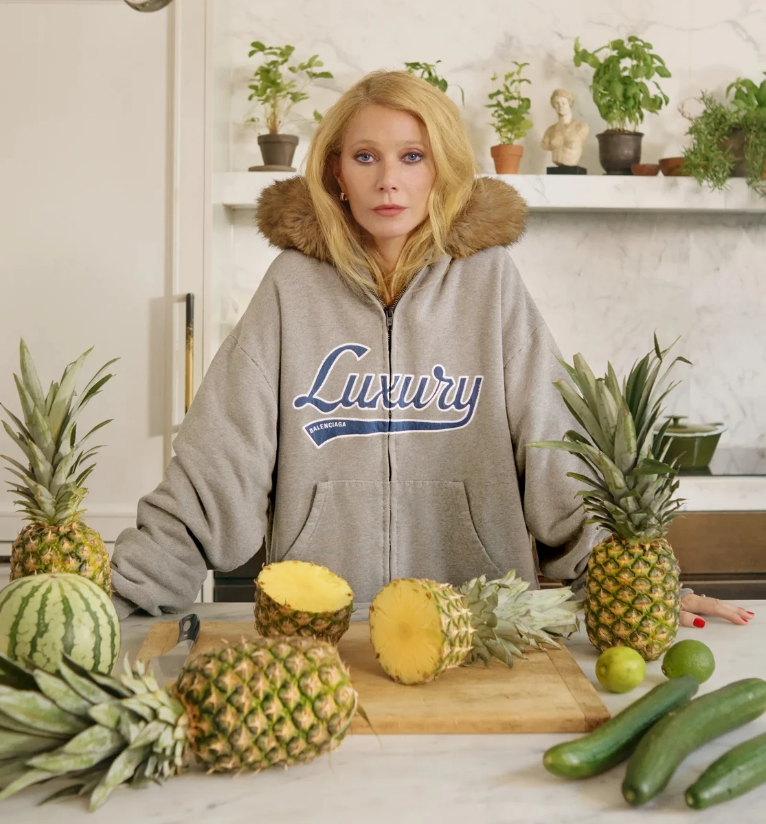 Гвінет Пелтроу у кофтині з хутром зазнімкувалася на кухні для глянцю