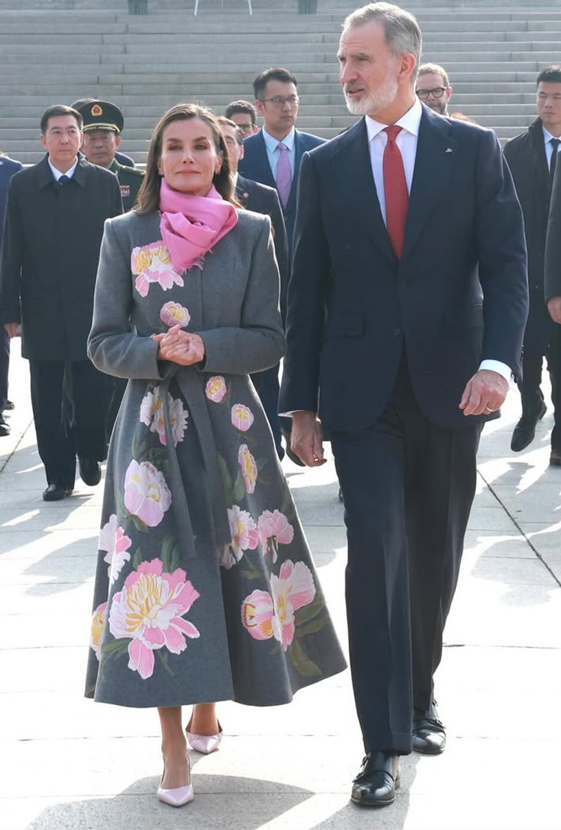 Королева Летісія у квітковому пальті попозувала з чоловіком в Китаї