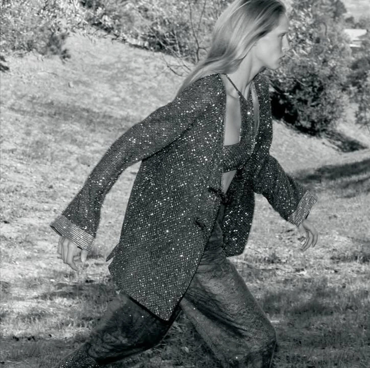 Невістка Шварценеггера у блискучому топі попозувала на траві для журналу