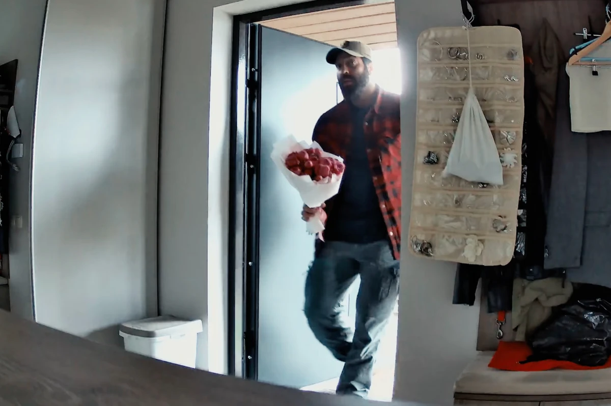 Даніель Салем показався з квітами для своєї коханої