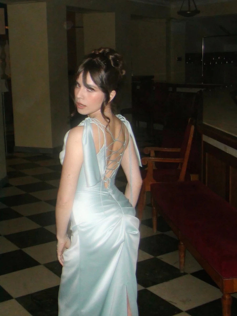 Соловій з голою спиною