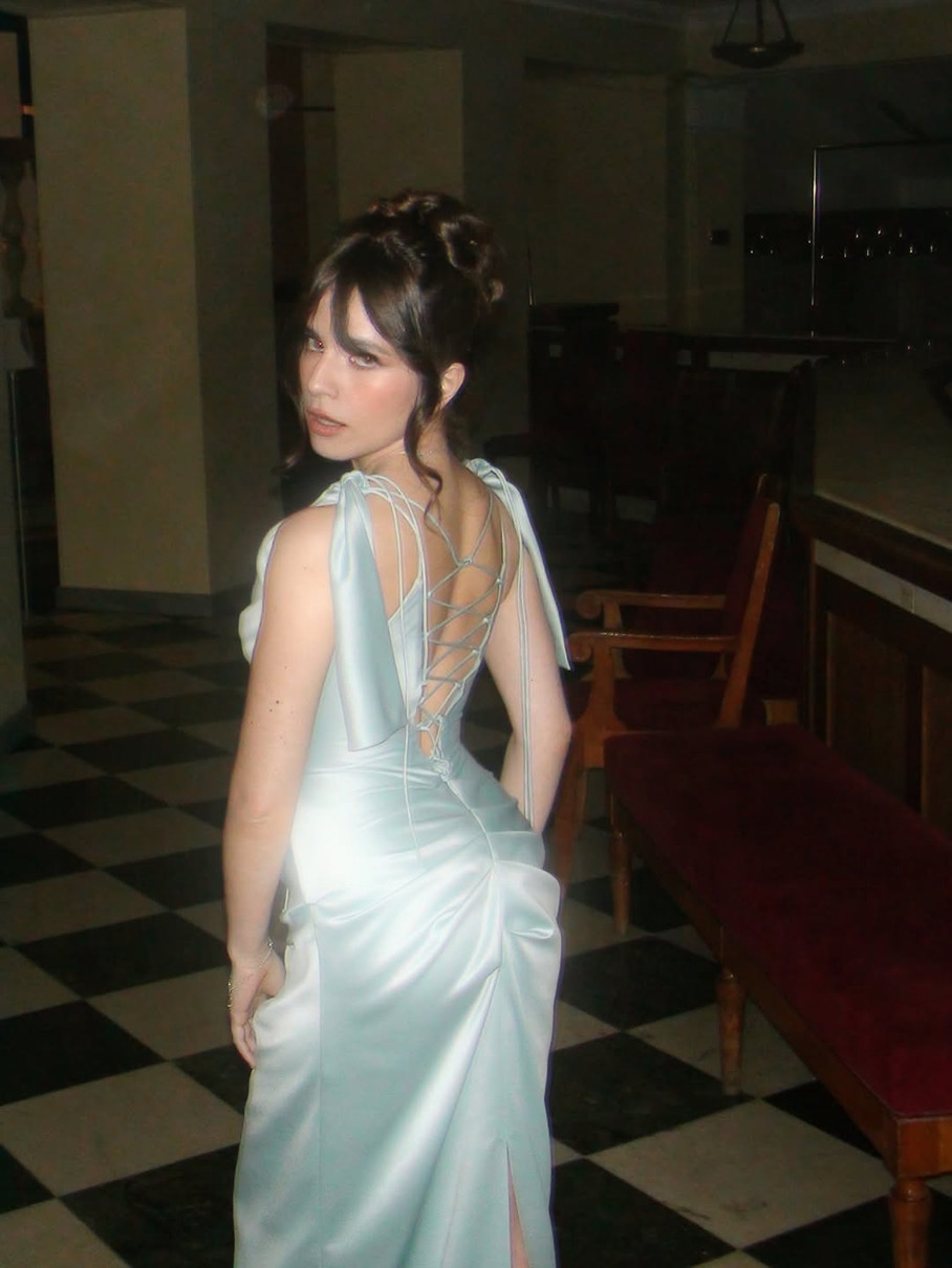 Соловій з голою спиною