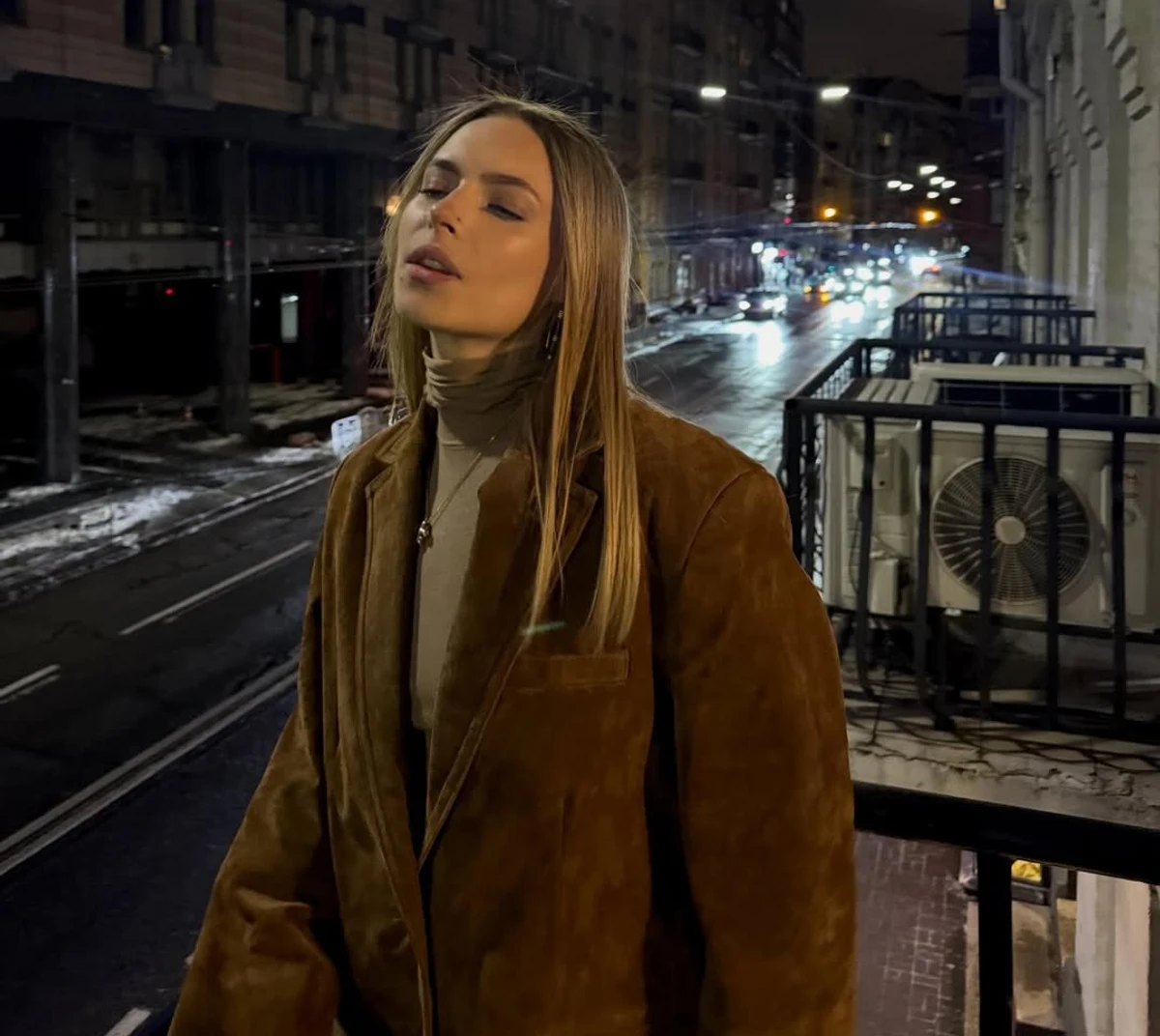 Донька Кравець поділилася ефектними фото у стильному луці на балконі