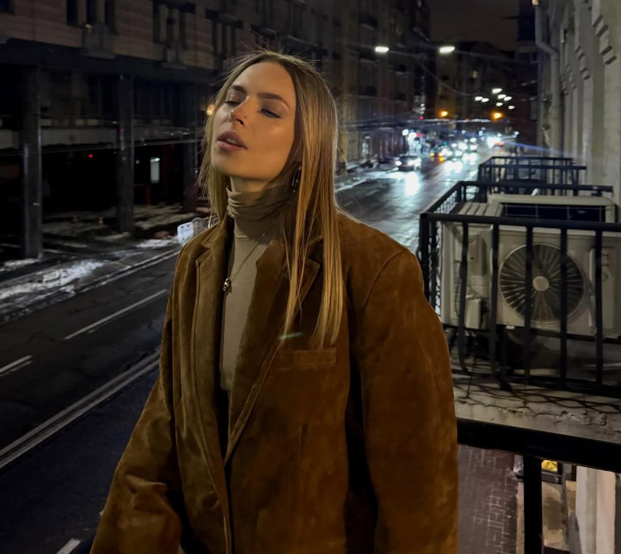 Донька Кравець поділилася ефектними фото у стильному луці на балконі