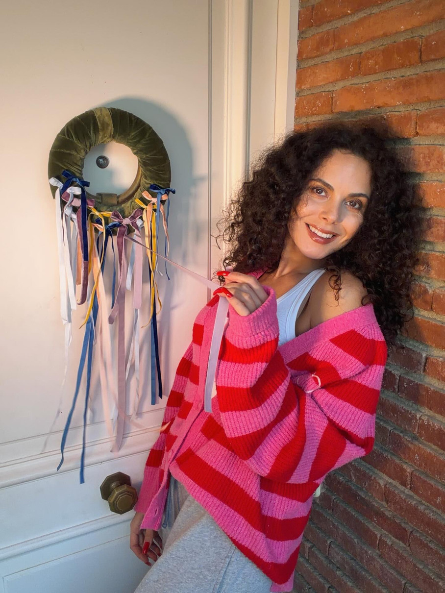 Настя Каменських у яскравому светрі