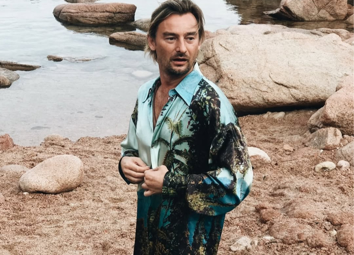 Алан Бадоєв позує для фото