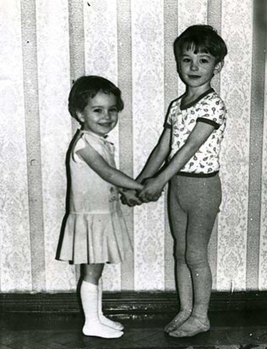 Вікторая Булітко з рідним братом Максимом у дитинстві