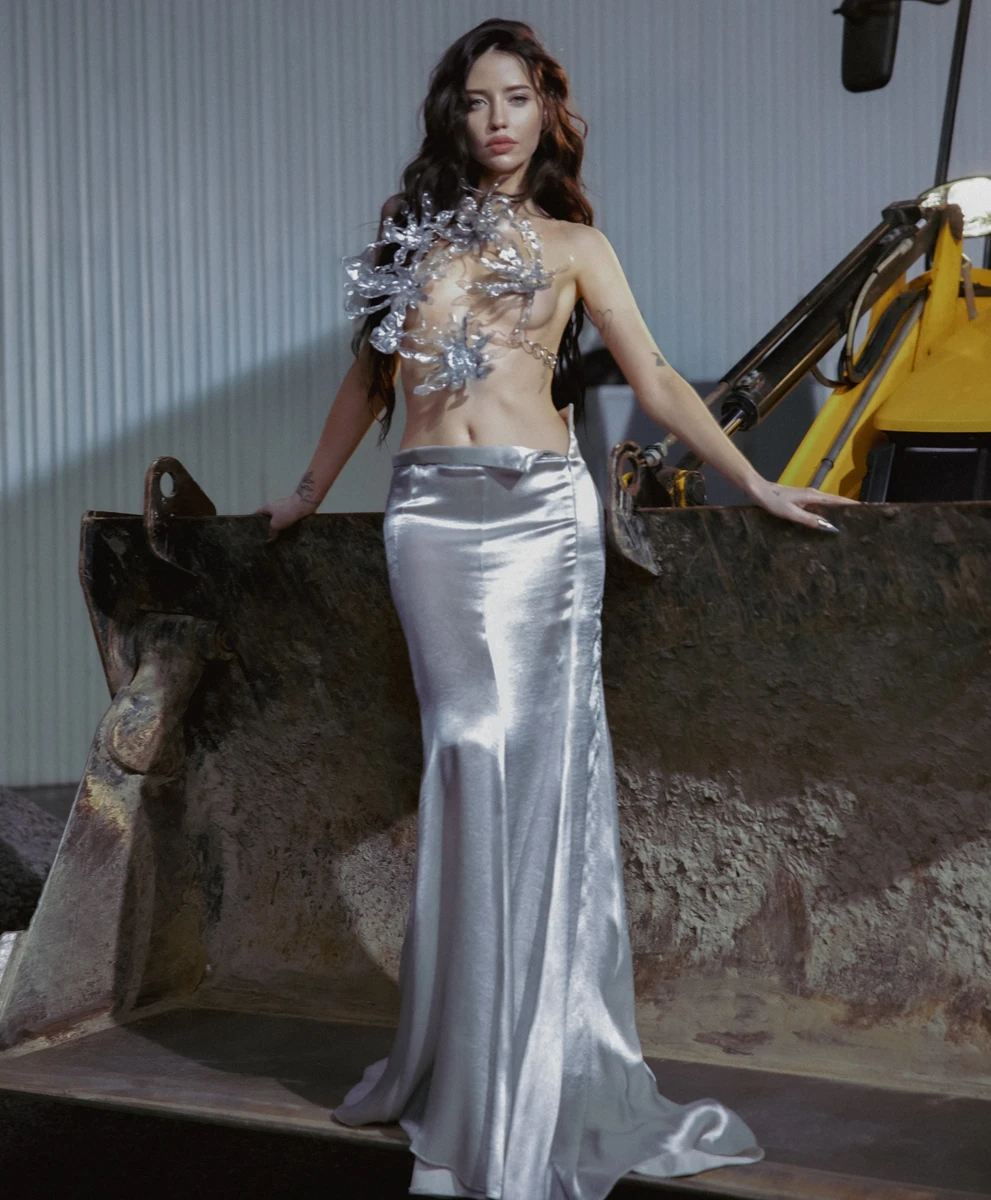 Надя Дорофєєва з майже голим бюстом попозувала у кліпі